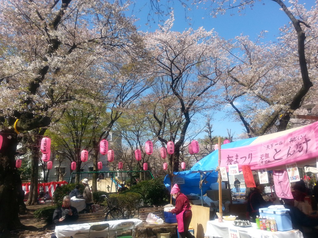 その朝私は、歌声に誘われてバスを降りたのです。